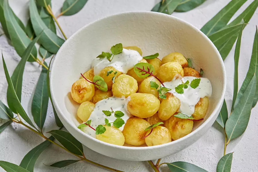 Запечённый картофель со сметанным соусом