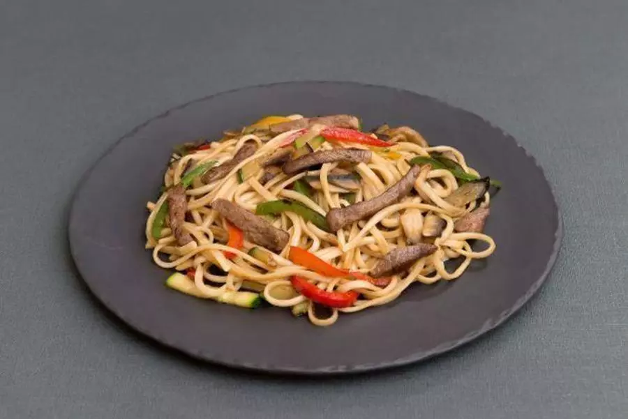 Жареная лапша Удон с говядиной и овощами