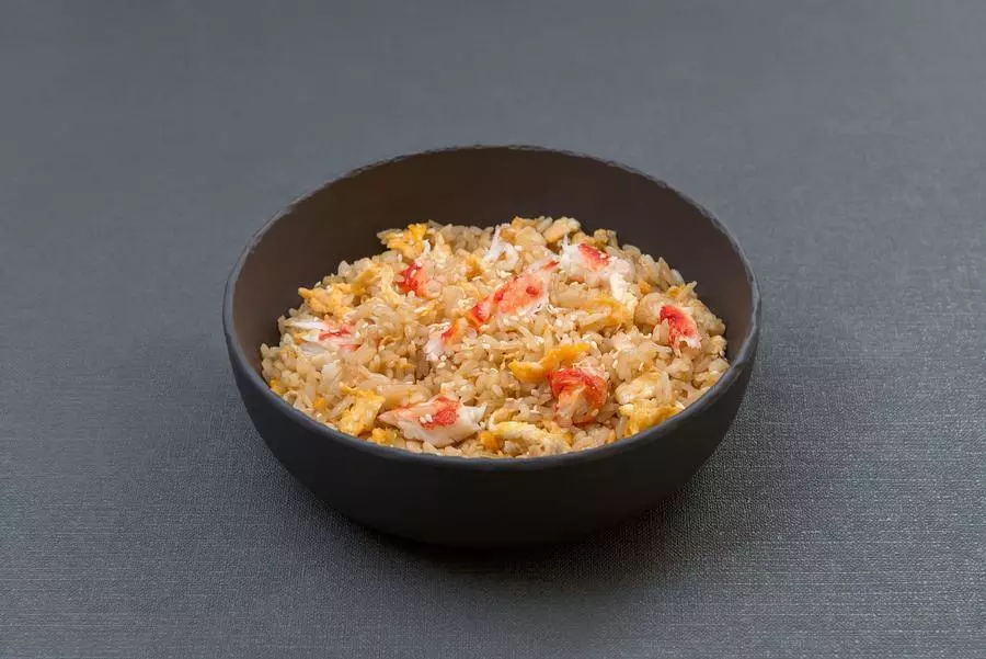Жареный рис с крабом и яйцом