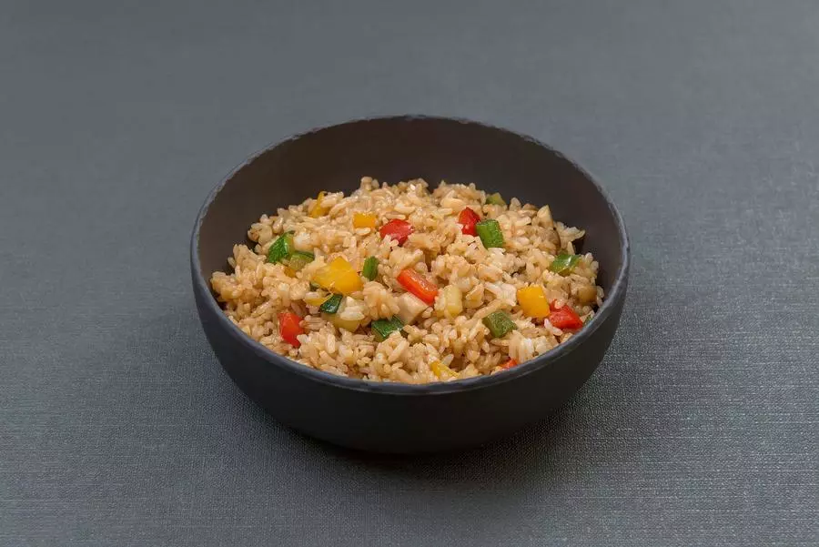 Жареный рис с овощами