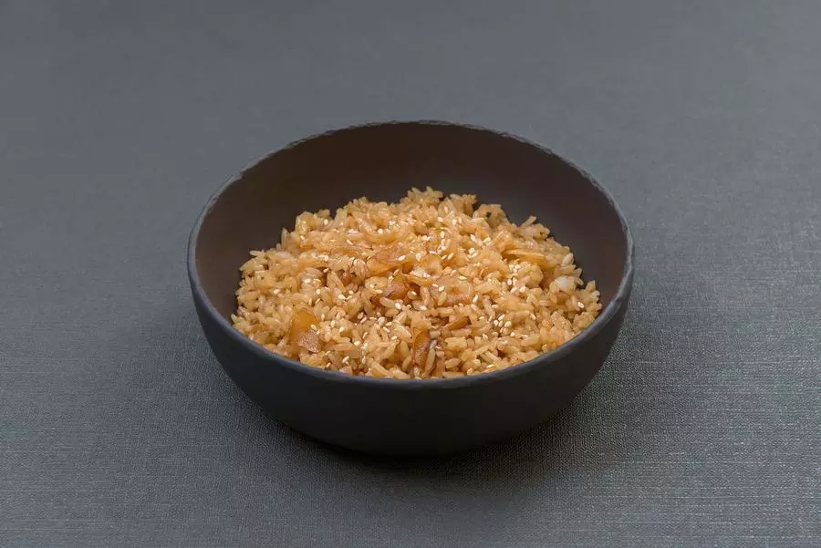 Жареный рис с чесноком