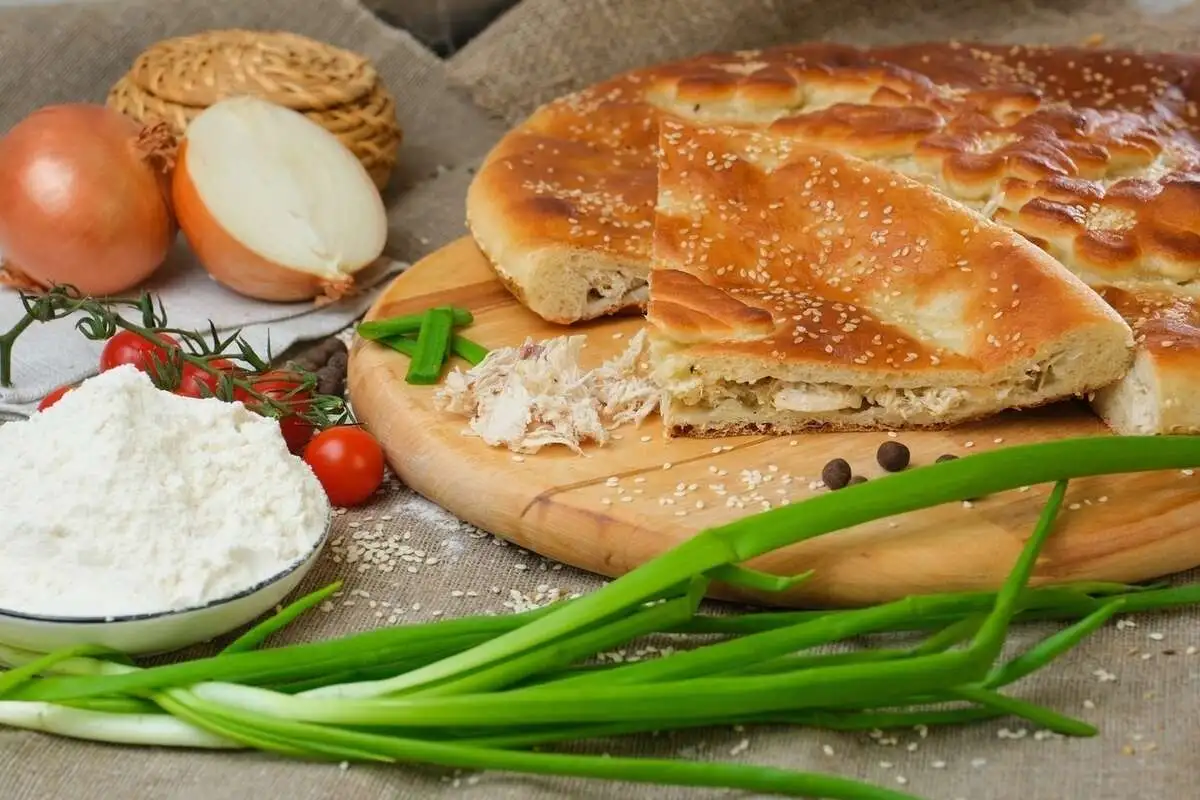 Пирог с копченой курицей и сыром