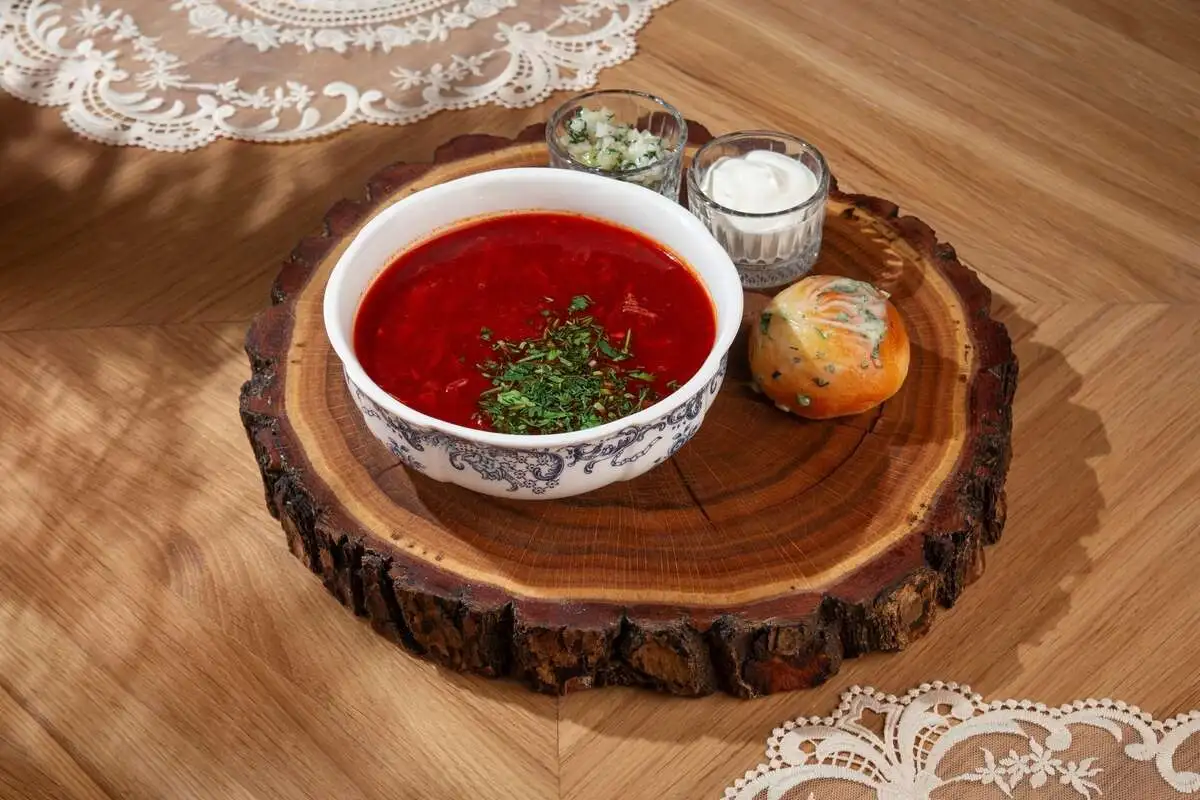 Борщ из говядины с чесночной пампушкой
