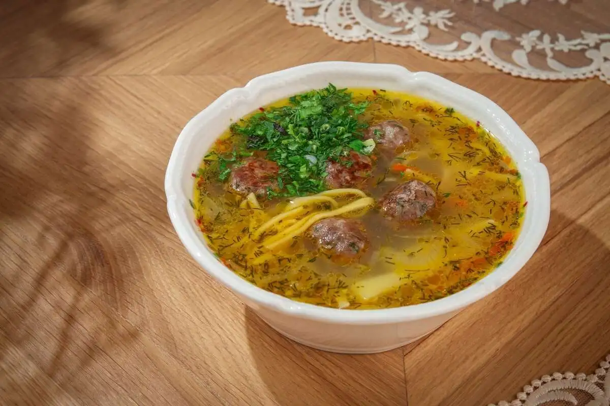 Крепкий куриный суп с мясными фрикадельками