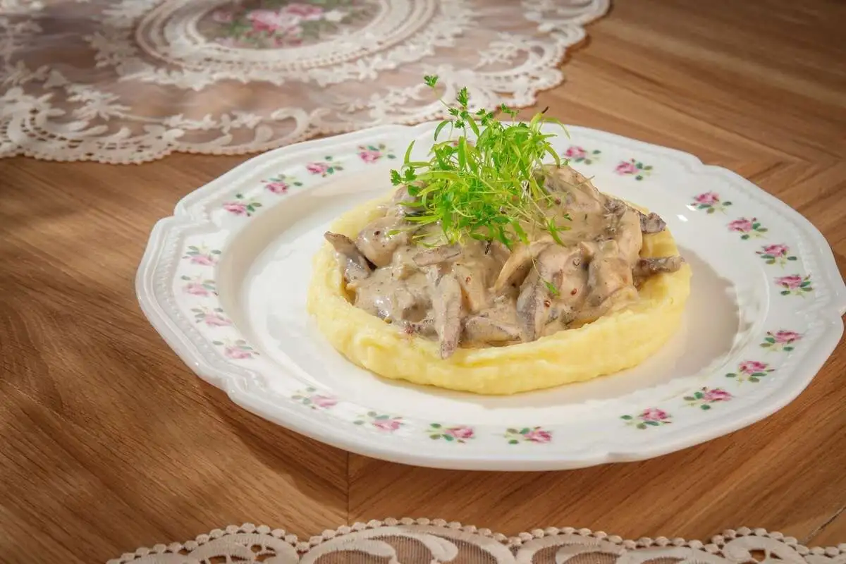 Бефстроганов из говядины с картофельным пюре