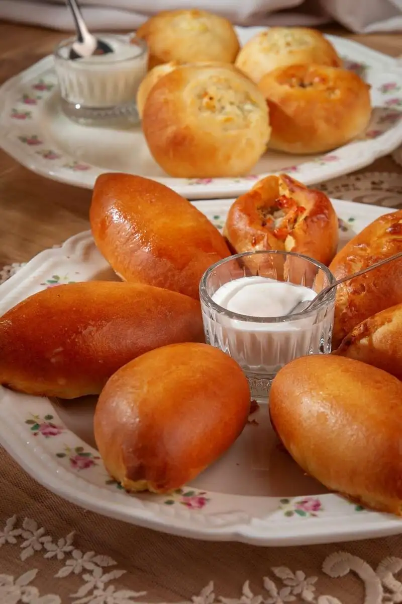 Пирожок с тушеной квашеной капустой