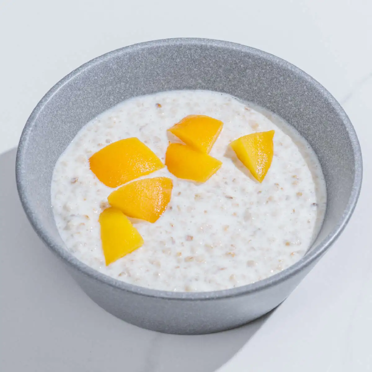 Каша овсяная с персиком, голубикой и миндалем