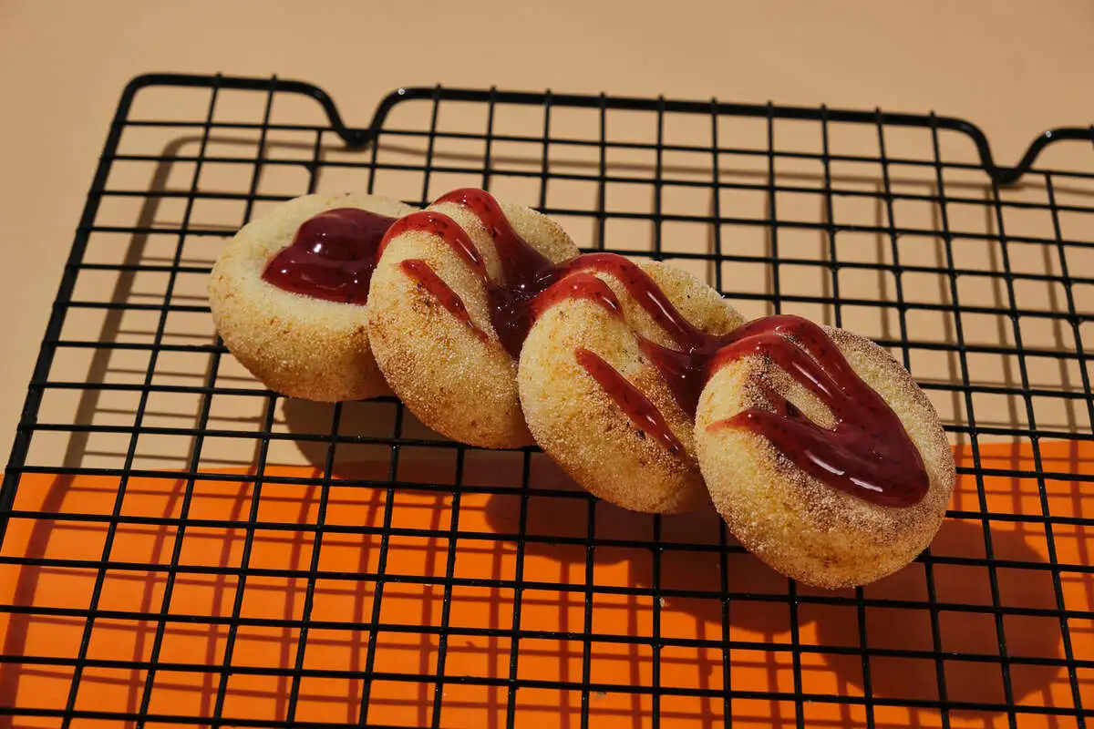Сырники с брусничным соусом.