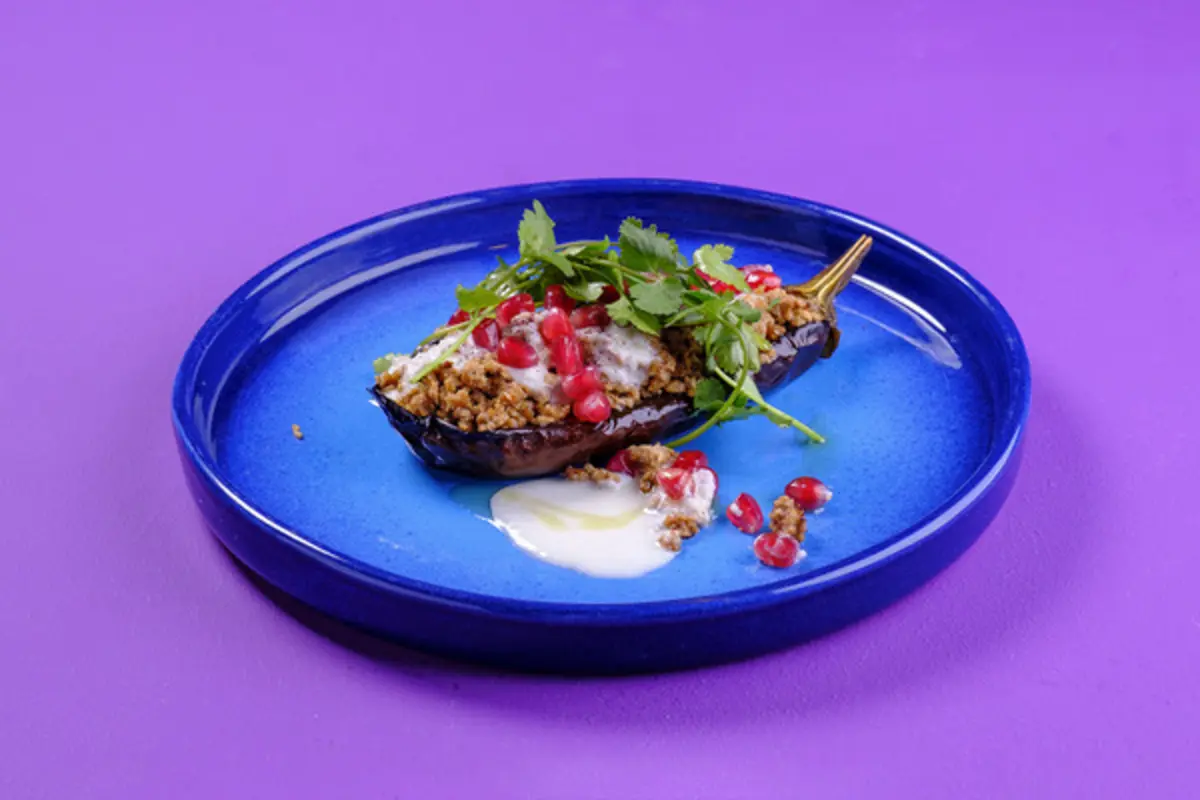 Запеченный баклажан с растительным мясом и кунжутным соусом