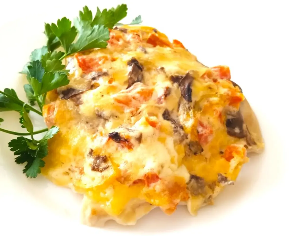 Куриное филе с помидорами и грибами 