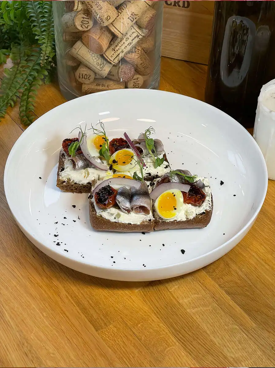 Тапас с пряной килькой