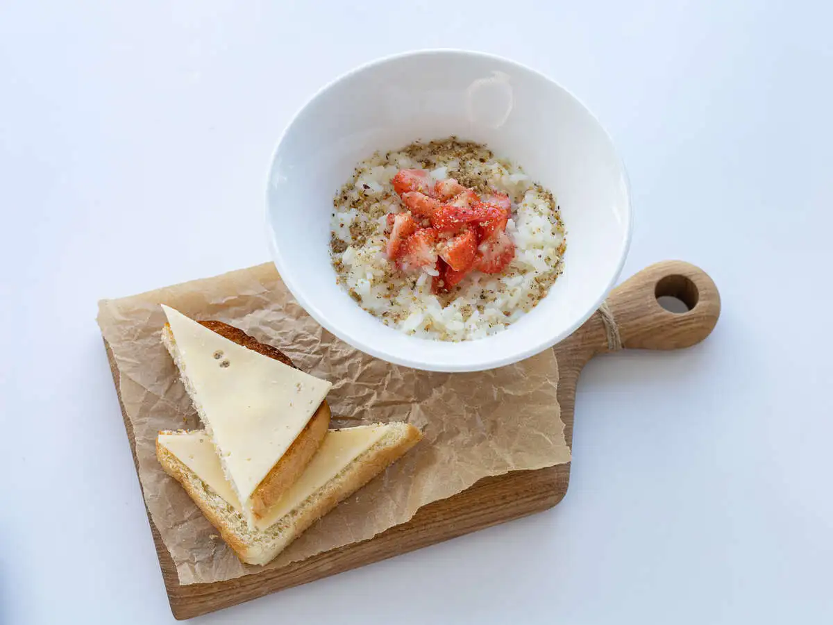 Рисовая каша с клубникой