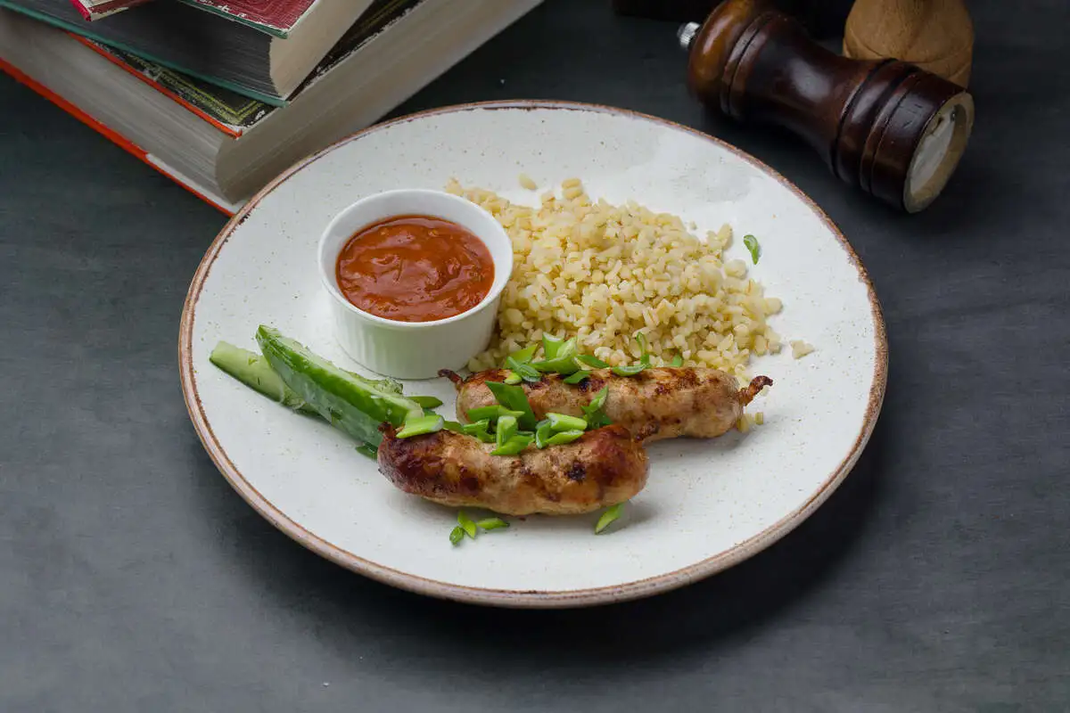 Куриные колбасы с соусом карри