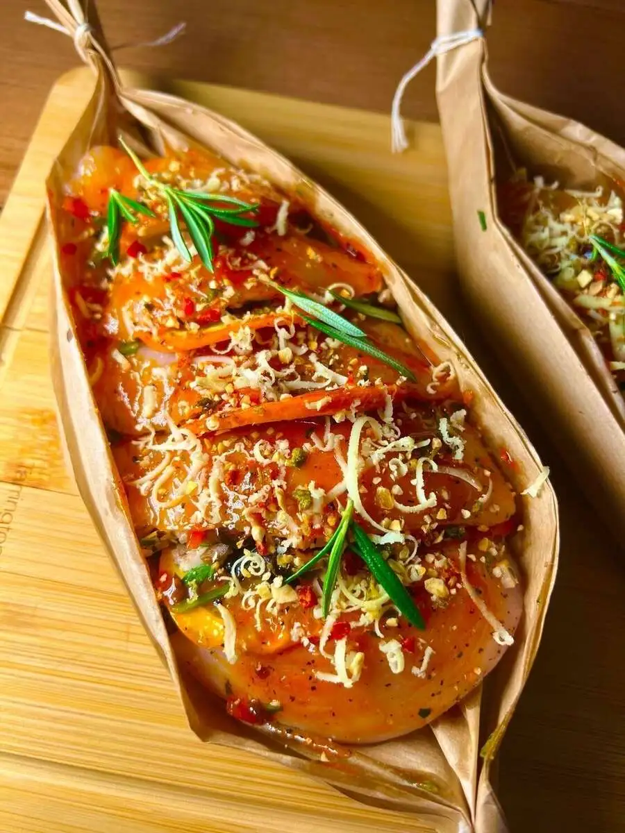 Лодочка с куриным филе, беконом, шампиньонами 