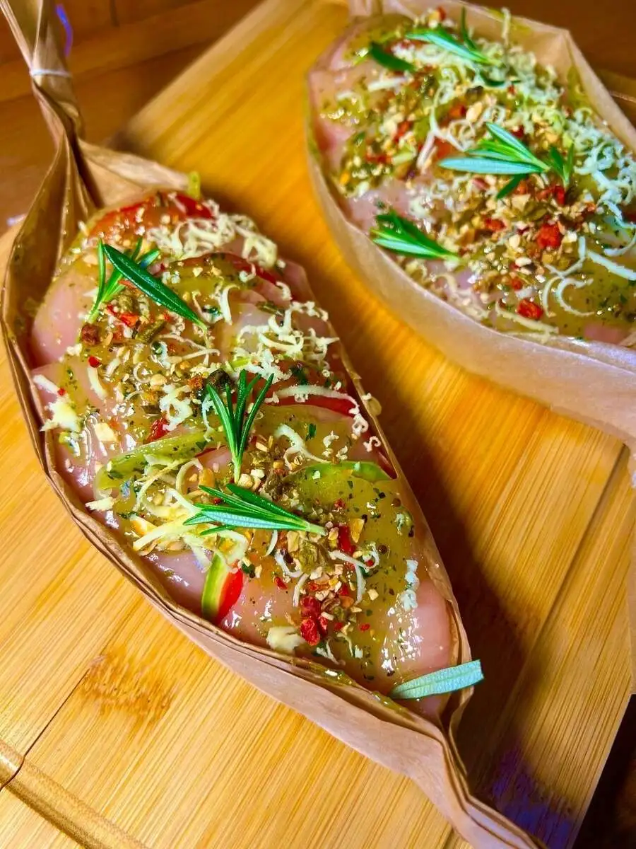 Лодочка с куриным филе, цукини, томатами  и сыром