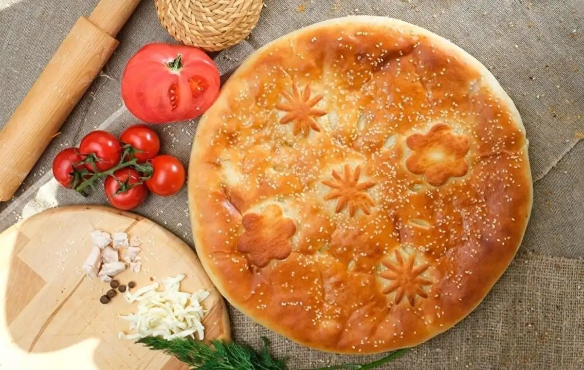 Пирог с индейкой, сыром и помидором
