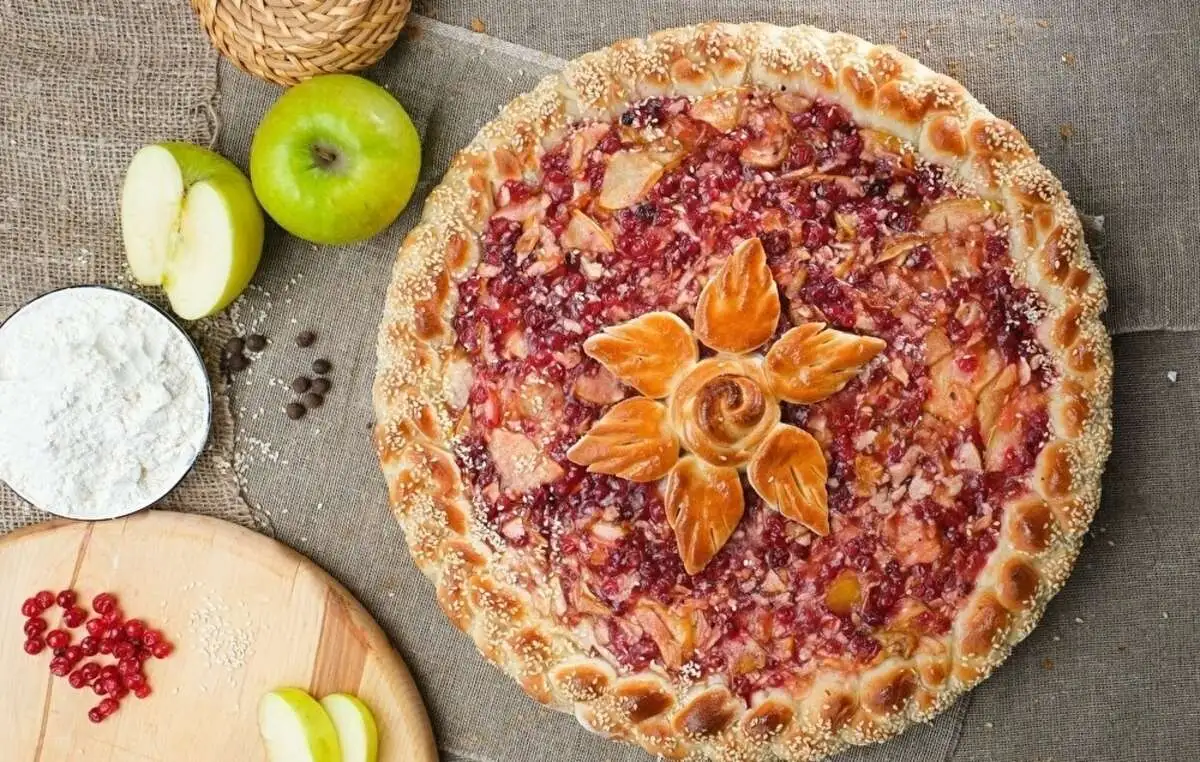 Пирог с яблоком и брусникой 750г.