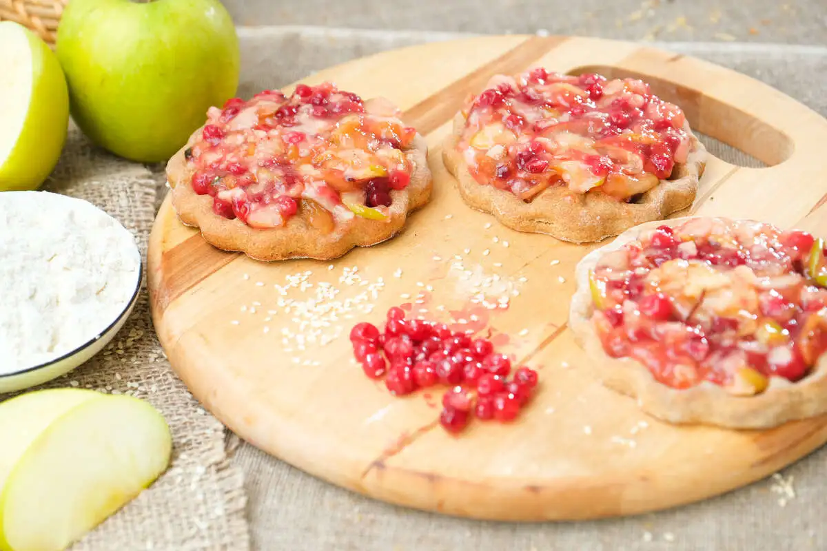 Шаньги с яблоком и брусникой (15 шт.)
