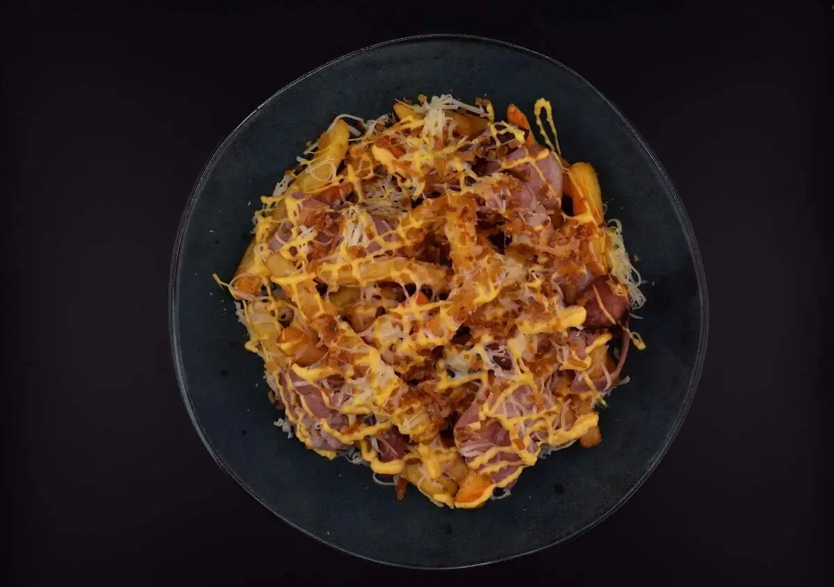 Фри с колбасками и беконом