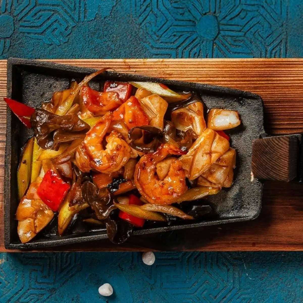Тепан с кальмаром, креветкой и овощами