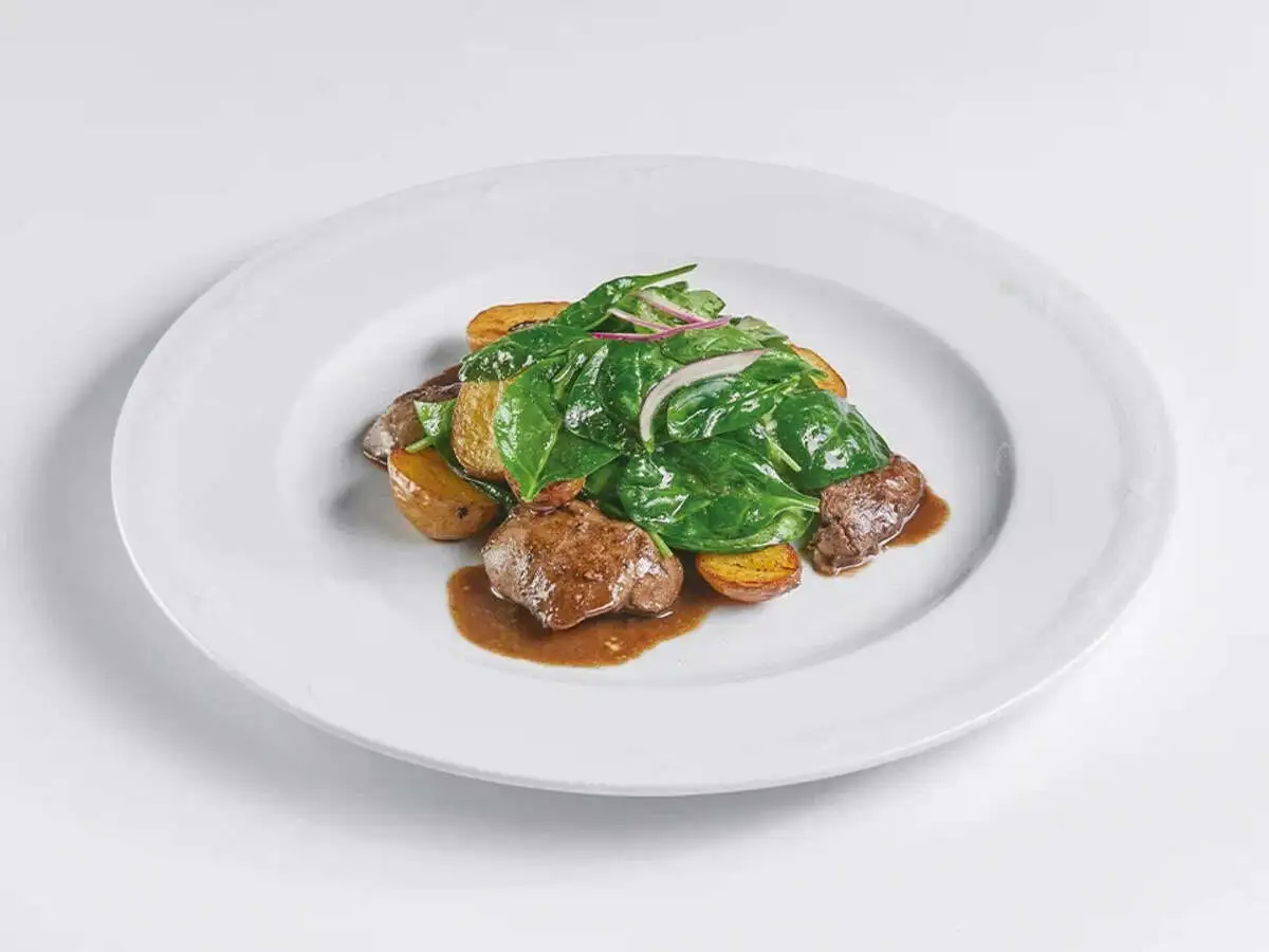 Тёплый салат с куриной печенью, мини-картофелем, красным луком и соусом демиглас