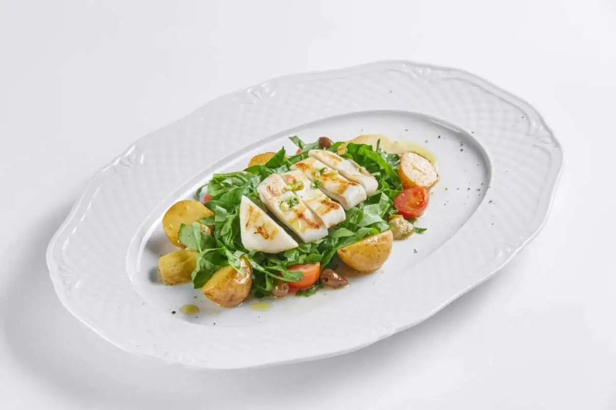 Тёплый салат с кальмаром, каперсами, артишоками и соусом цитронет
