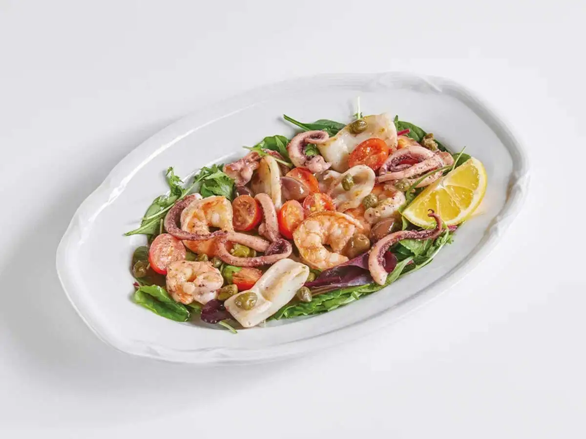 Теплый салат с морепродуктами