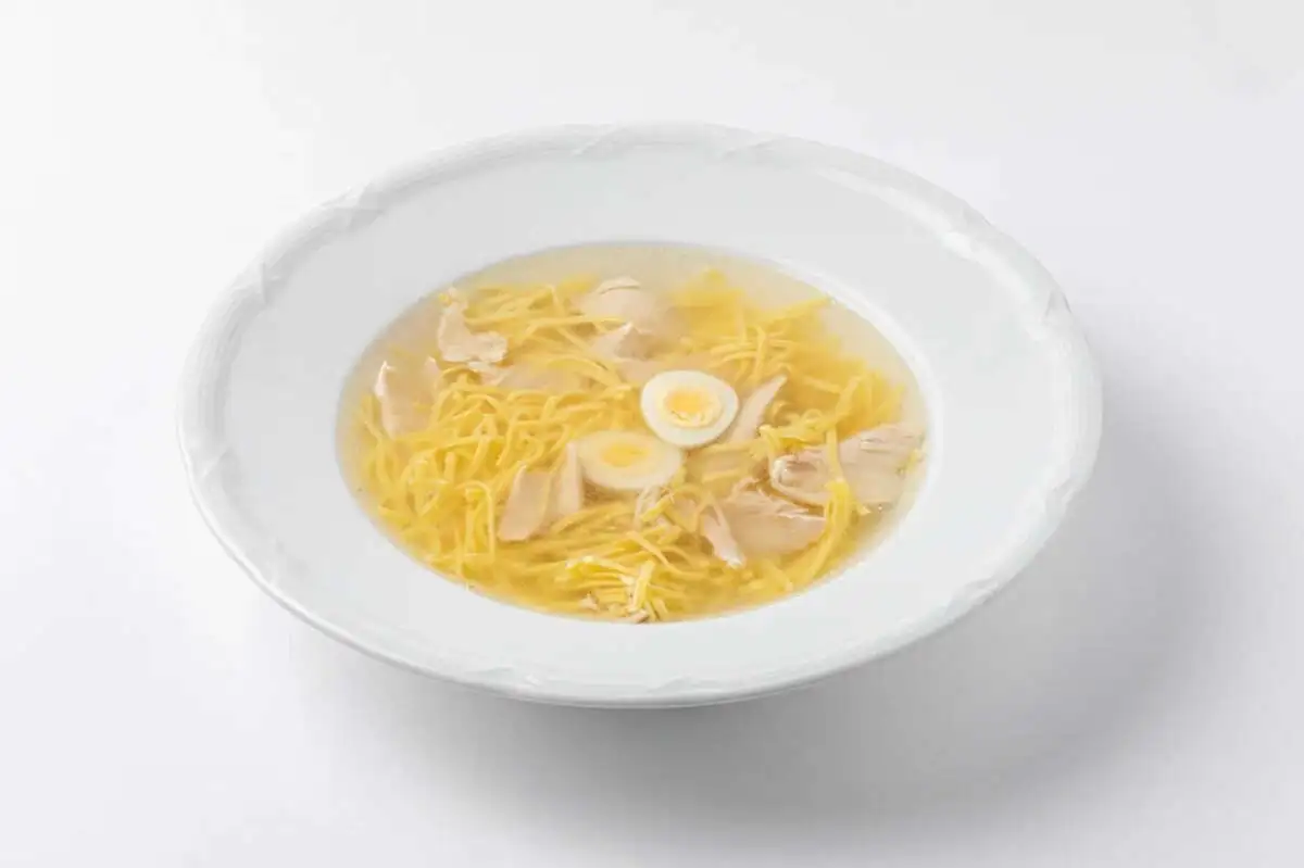 Куриный суп с домашней лапшой и перепелиным яйцом