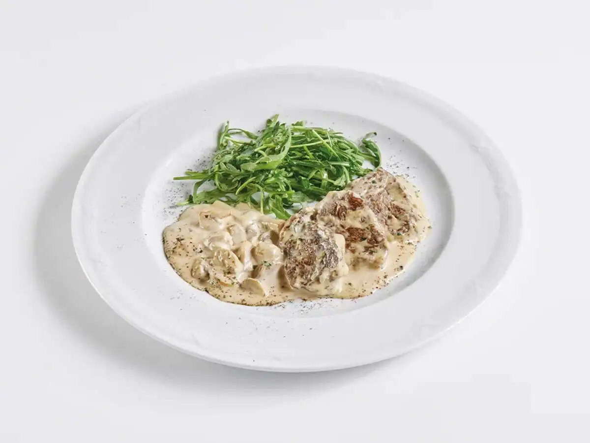 Медальоны из говядины с шампиньонами, руколой и сливочным соусом