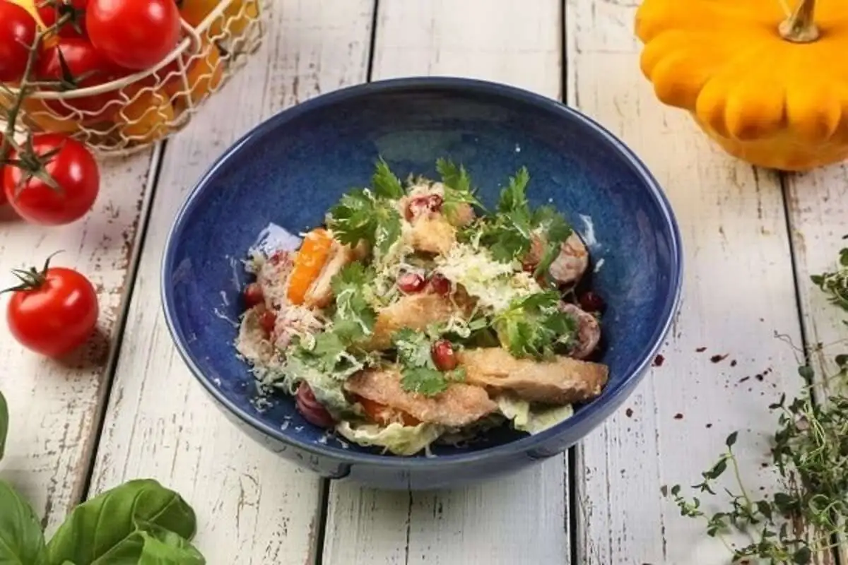 Салат с цыпленком и томатами