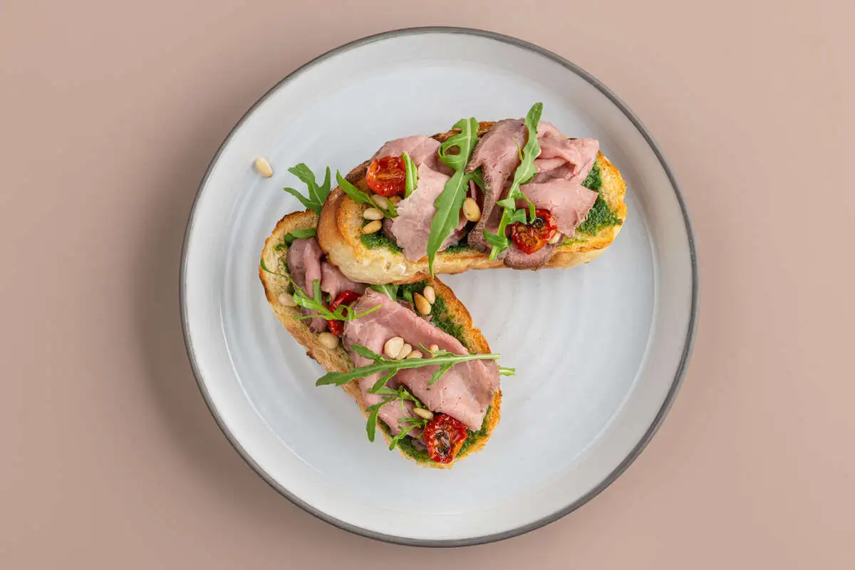 Bruschetta con roast beef