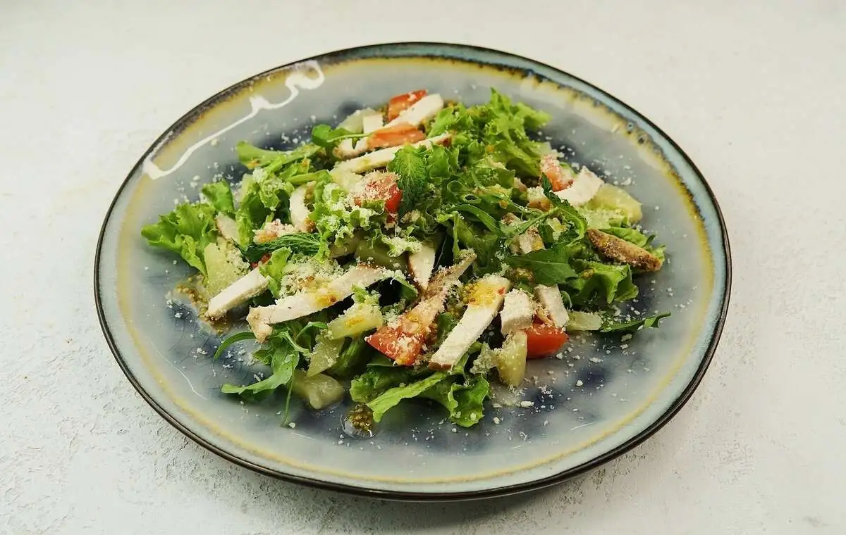 Салат с ананасом и грудкой