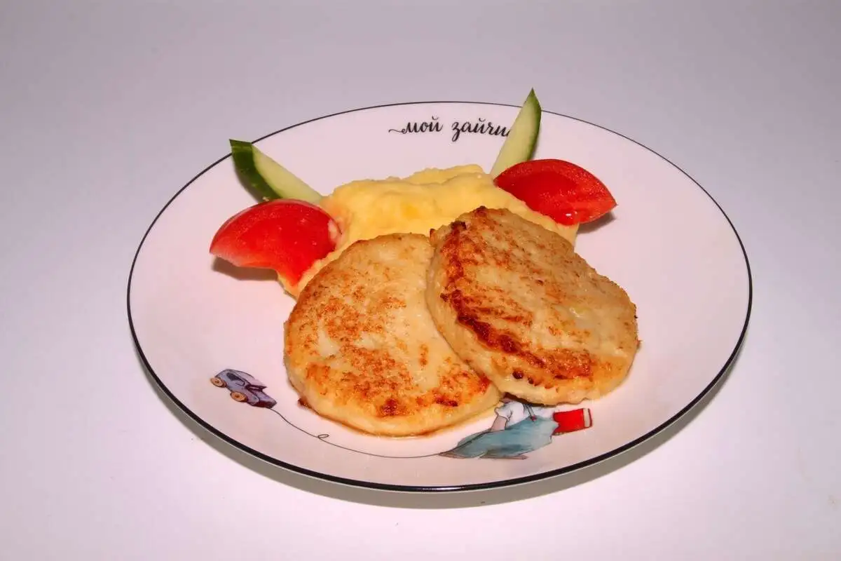 Куриные котлеты с картофельным пюре (110/120/25 гр)