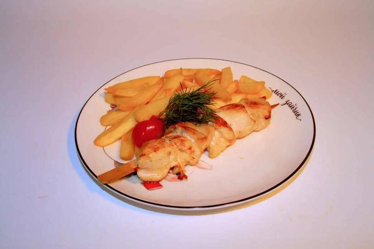 Куриный шашлычок с картофелем ФРИ (80/120/15 гр)