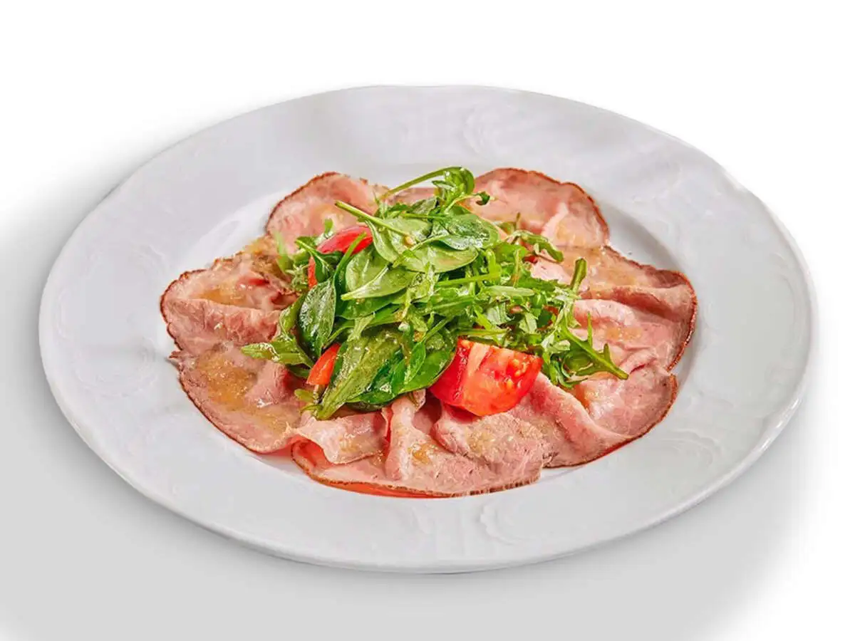 Салат с ростбифом, томатами и кунжутным соусом