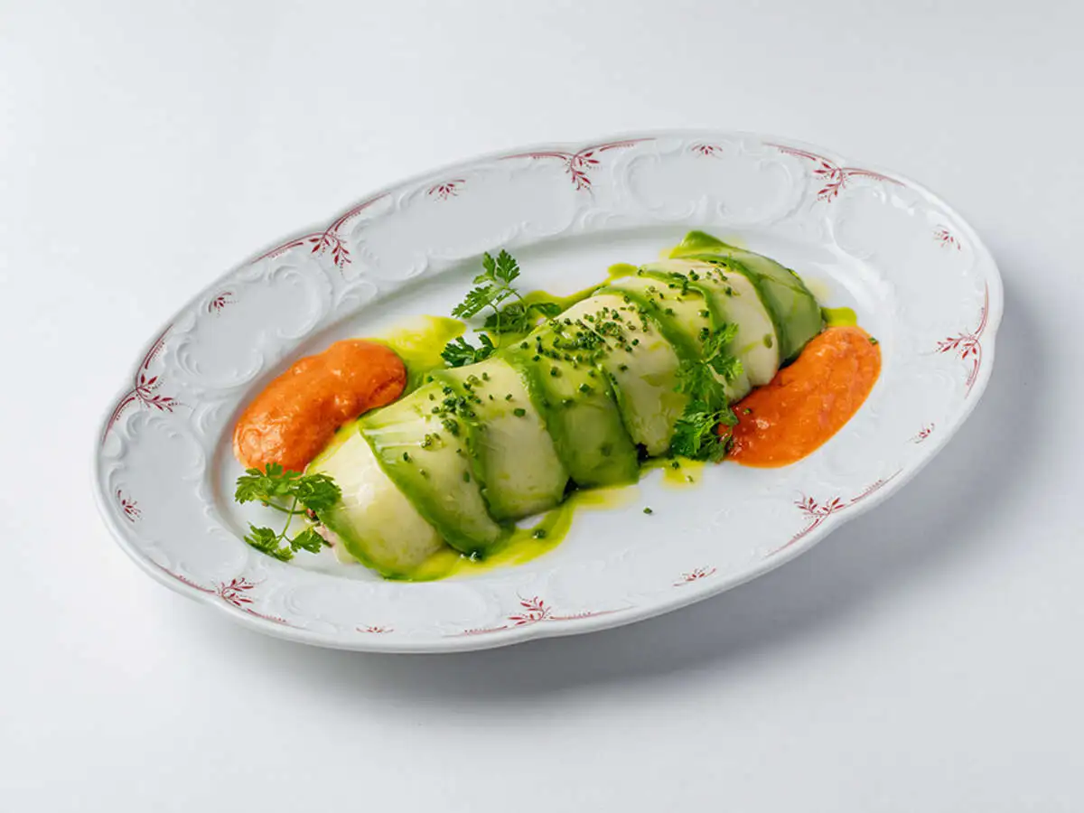 Салат с крабом и соусом ахи амарилло