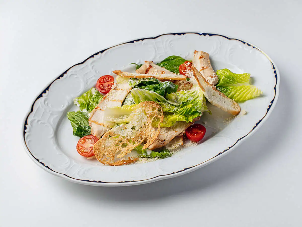 Салат цезарь с курицей