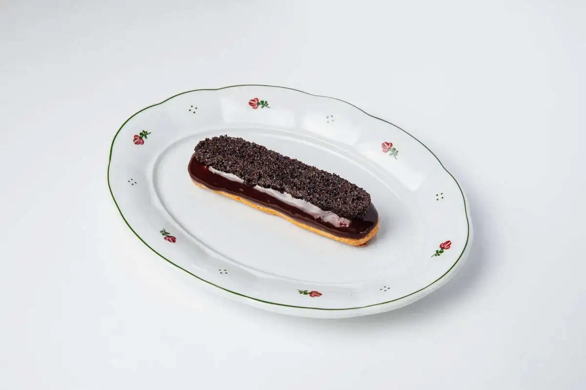 Воздушный эклер с маком и зеркальной глазурью