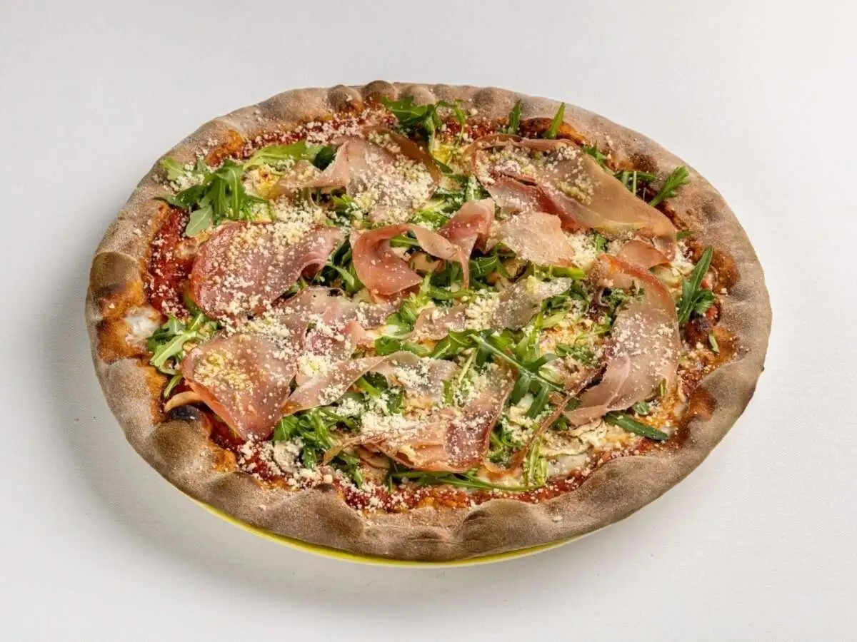 Пицца с пармой и руколой ржаная