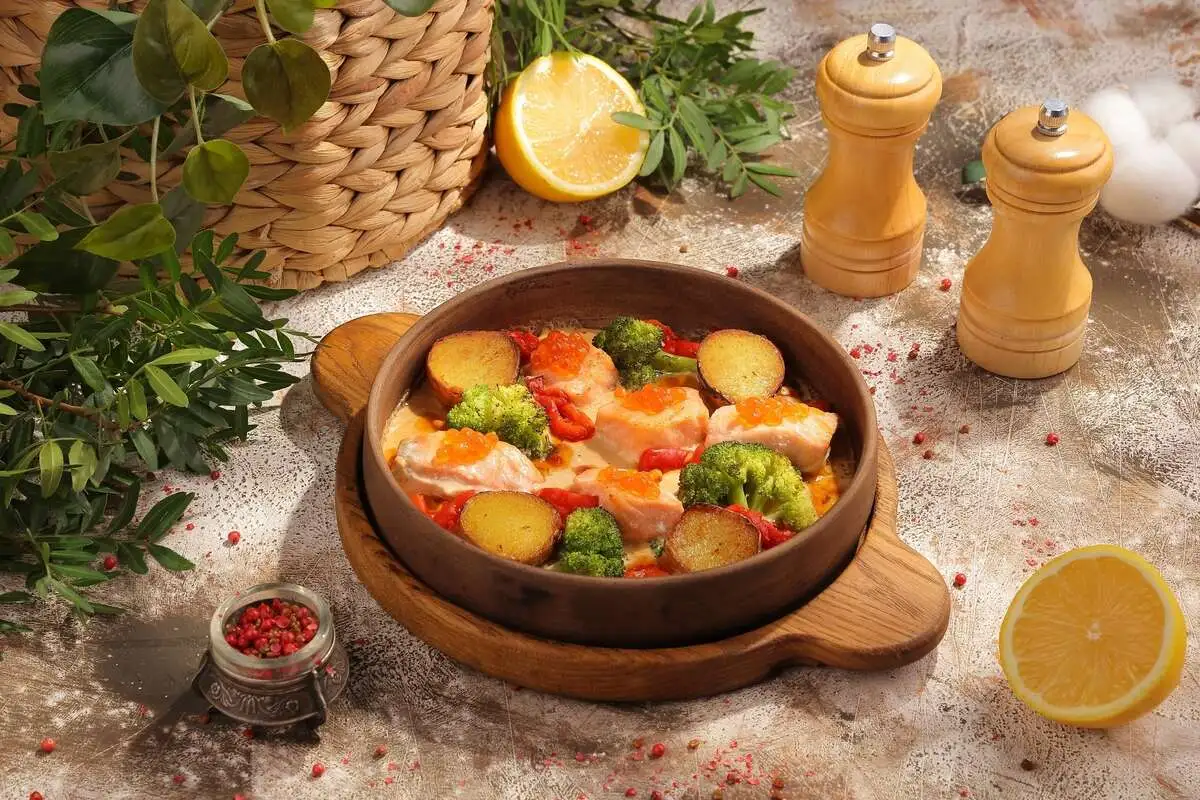 Лосось в печи с картофелем