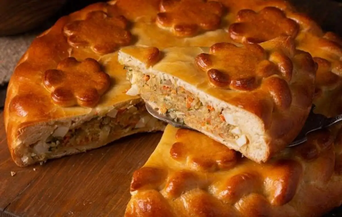 Пирог с капустой и жареным яйцом