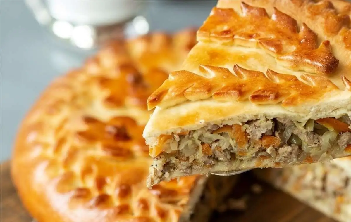 Пирог с жареной капустой, домашним фаршем и мускатным орехом