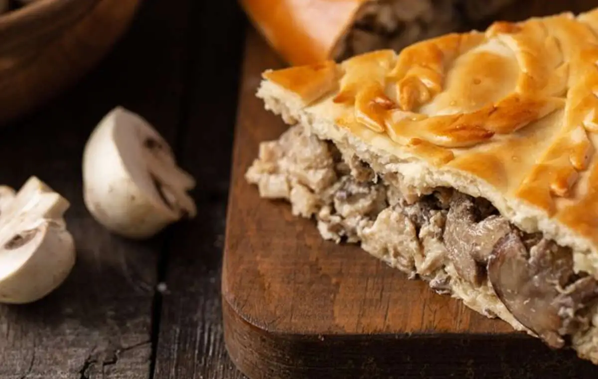 Пирог с курицей и грибами в сливках