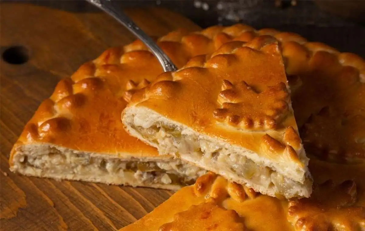 Пирог с зеленым луком и жареным яйцом в сметанном соусе