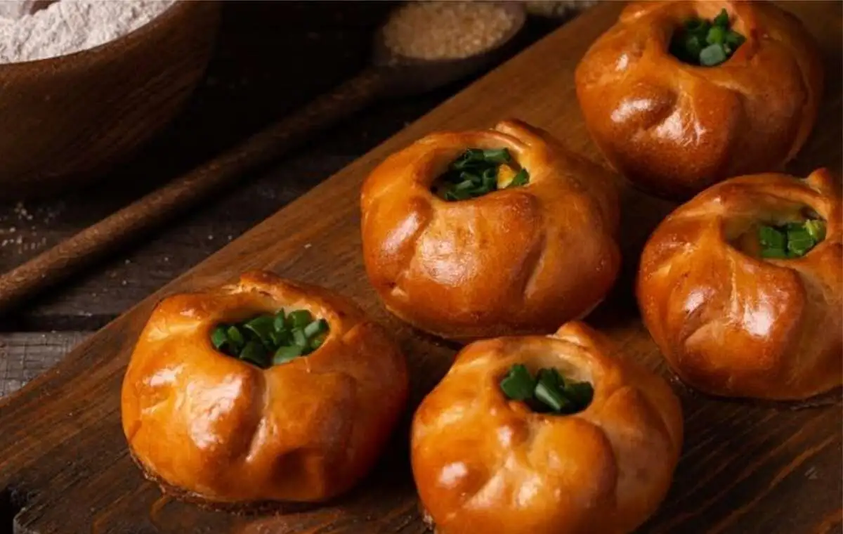 Пирожок яйцом и зеленым луком
