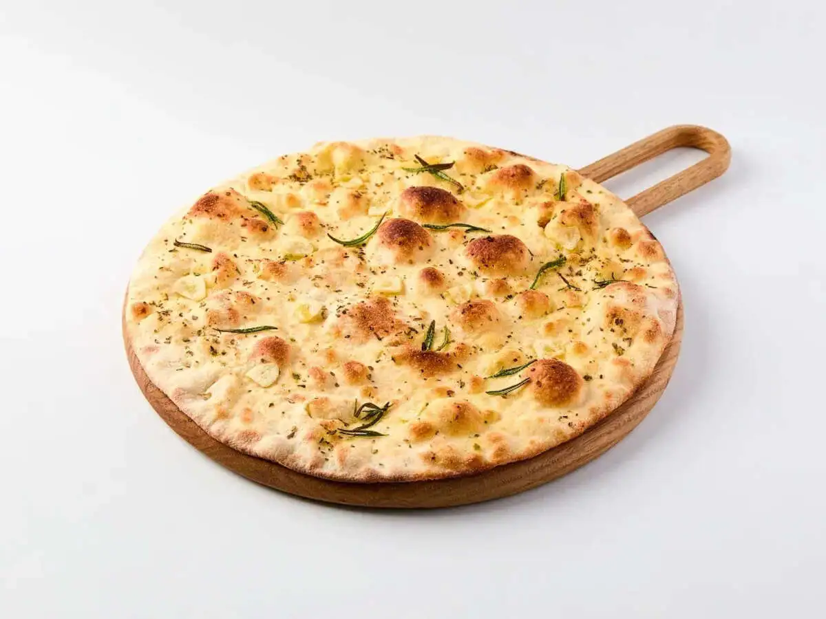 Фокачча с розмарином, орегано, чесноком и оливковым маслом