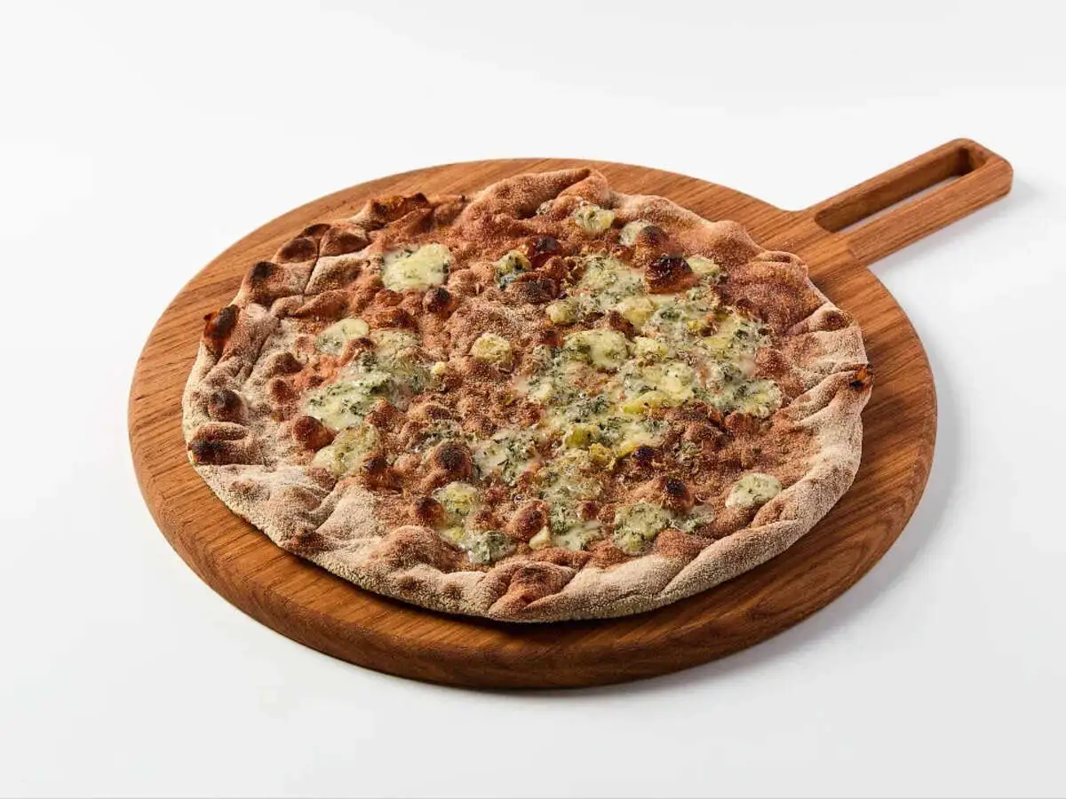 Фокачча ржаная с сыром горгонзола, розмарином и орегано