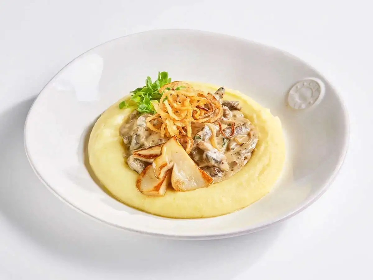 Бефстроганов с картофельным пюре и шампиньонами