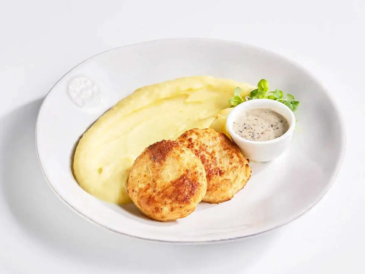 Котлеты из индейки с картофельным пюре и грибным соусом