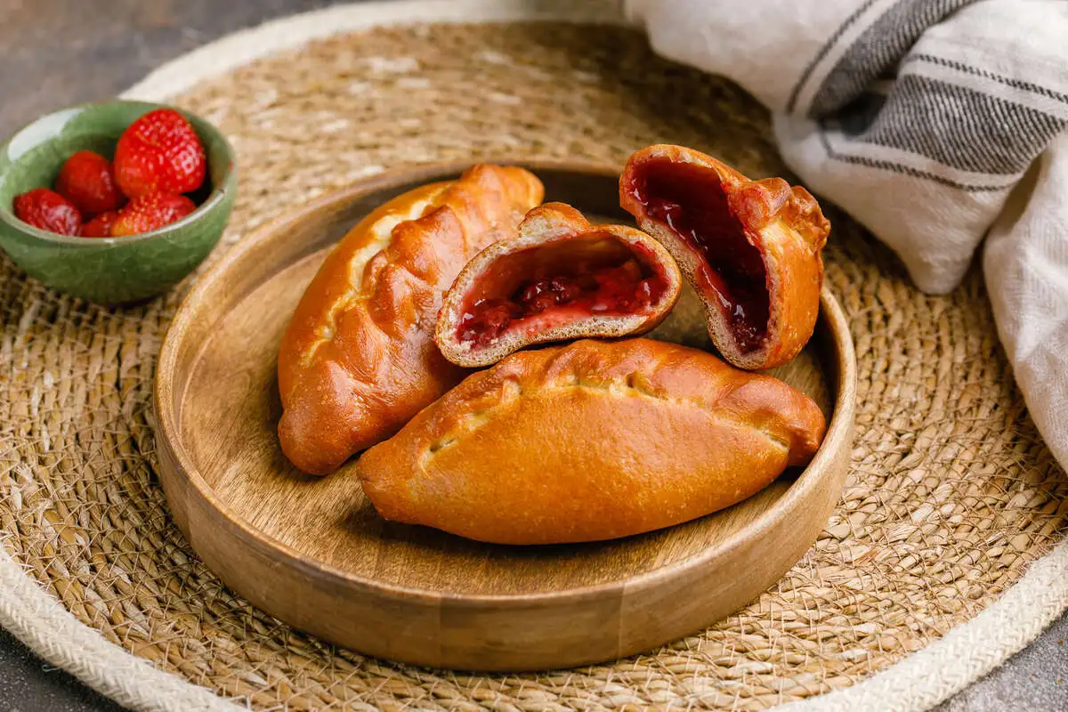 Пирожок с клубникой